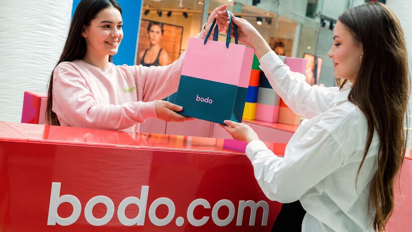bodo hediye paketinin kadın müşteriye tesliminin fotoğrafı